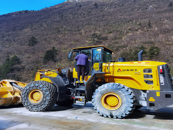 SDLG L965H Side-Unloading Loader Shines On The Kangding Plateau