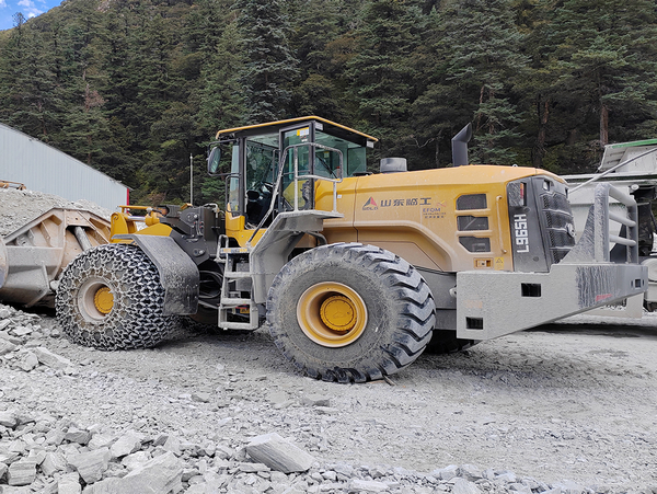 SDLG L965H Side-Unloading Loader Shines On The Kangding Plateau