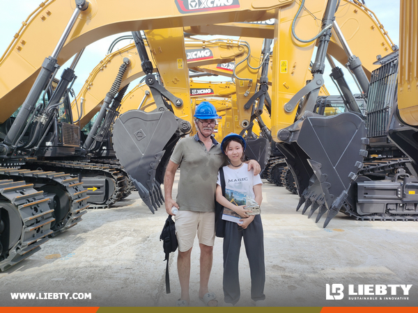 Panama Client Visited LIUGONG and XCMG Factory