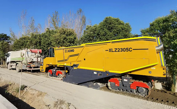 Construction and Application of XCMG Cement Pavement Cold Recycling Machine