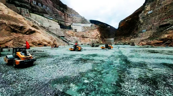 LIUGONG's unmanned asphalt layer compaction technology