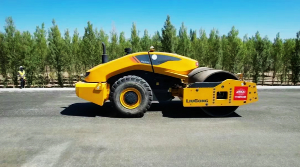LIUGONG's unmanned asphalt layer compaction technology