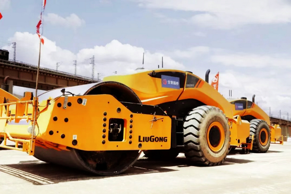 LIUGONG's unmanned asphalt layer compaction technology