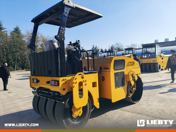Guyana - 1 Unit LUTONG LTC206P Road Roller
