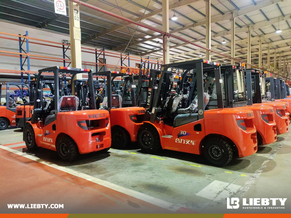 Panama - 1 Unit HELI CPCD30 & 1 CPCD100 Forklift